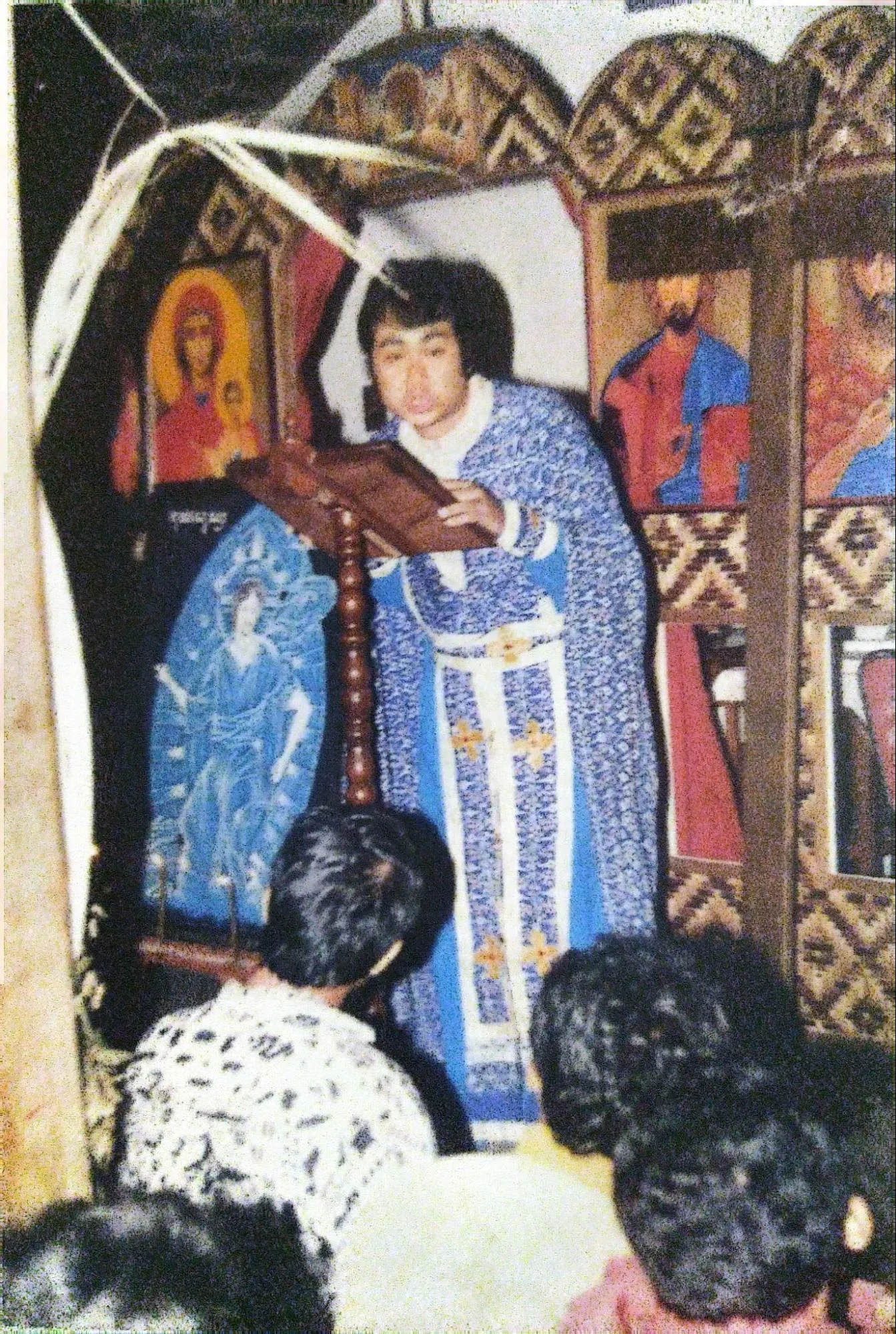 Romo Daniel sedang memberikan homili di Gedung Gereja yang statusnya masih menyewa.