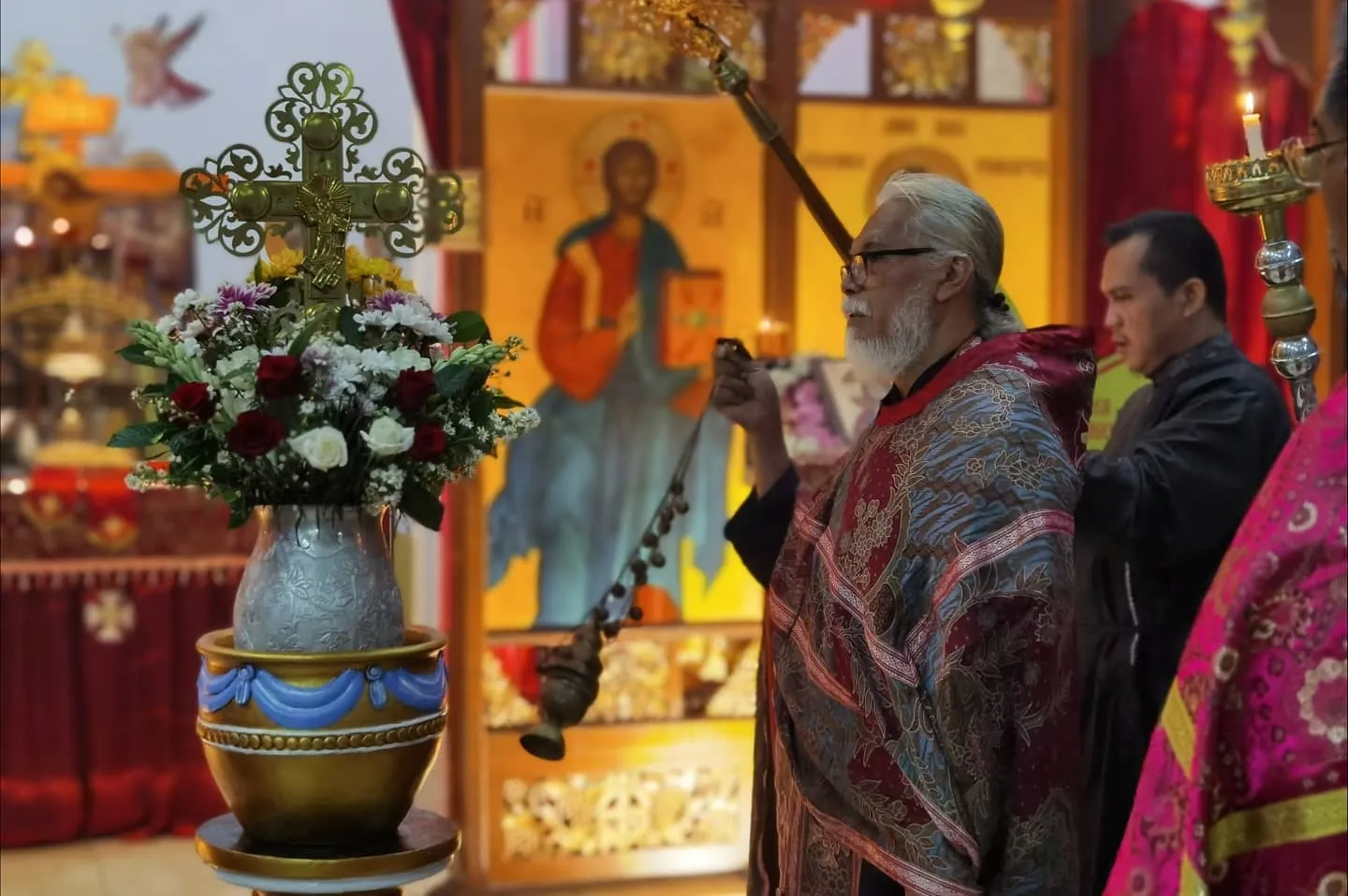 Romo Protopresbyter Alexios dengan Phelonion Batik khas Indonesia. Sumber: Facebook Tritunggal Mahakudus Solo